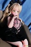 151cm 巨乳 Elsababe AHR039 尾崎芽依 ラブドール ソファに斜め向きで座り片手を襟元に添えるポーズ