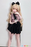 Elsababe AHR039 尾崎芽依 151cm 巨乳 ダッチワイフ 黒いスカートの全身立ち姿 顔とネクタイに手を添える