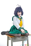 Kiradols 155cm Bカップ 梅川庫子 ダッチワイフ、机の上で脚を組んだ緑のセーラー服姿
