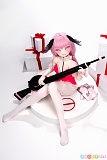 XYGO(許願谷) 142cm AAカップ 小春 アダルトドール、ライフル型小道具を抱えて脚を伸ばした座り姿
