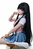 ダッチワイフ 155cm Bカップ Kiradols Celestia、青いプリーツスカート姿で片脚を曲げて台に座る横向き構図