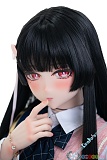 Celestia アダルトドール 155cm Bカップ Kiradols、指先を口元に添えた黒髪と赤い瞳の斜め向きクローズアップ