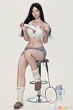 夢潔 ダッチワイフ MMXDOLL 164cm Dカップ、トップスを上げた椅子座り姿