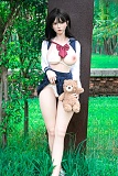 Zucki(ズッキ) 索姬 166cm Eカップ みみ ラブドール、黒髪セーラー服で熊を持つ屋外立ち姿