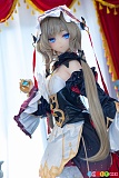 Aotume Doll エロフィギュア 145cm Bカップ #139、青い小物を持つ白黒装飾衣装の横向き姿