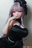 秋月祈 Elsababe 151cm 巨乳 セックスドール、口元に手を添えた黒ドレスの上半身像