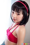 エロドール AGD29 琉華 J-cute 133cm、赤いカチューシャと黒髪ボブの横顔アップ