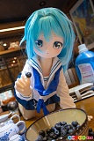 85cm 萌枝 MW Girl 魔物姫 セックスドール、ブルーベリーを差し出す青白衣装の膝立ち姿