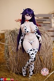Kiradols×羊角社Croissant Doll 千鶴 1/3ドール アニメドール、干し草の前で脚を交差する牛柄衣装の全身姿
