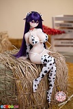 Kiradols×羊角社Croissant Doll 千鶴 1/3ドール アニメドール、干し草の束に腰掛け脚を組む牛柄衣装の全身姿