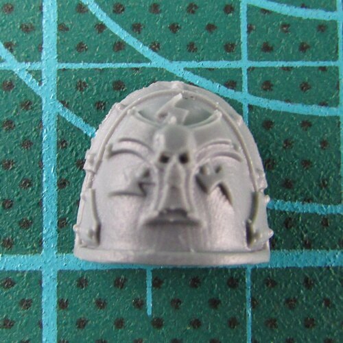 Legion Moritat with Plasma Pistols bits - Shoulder pads 1