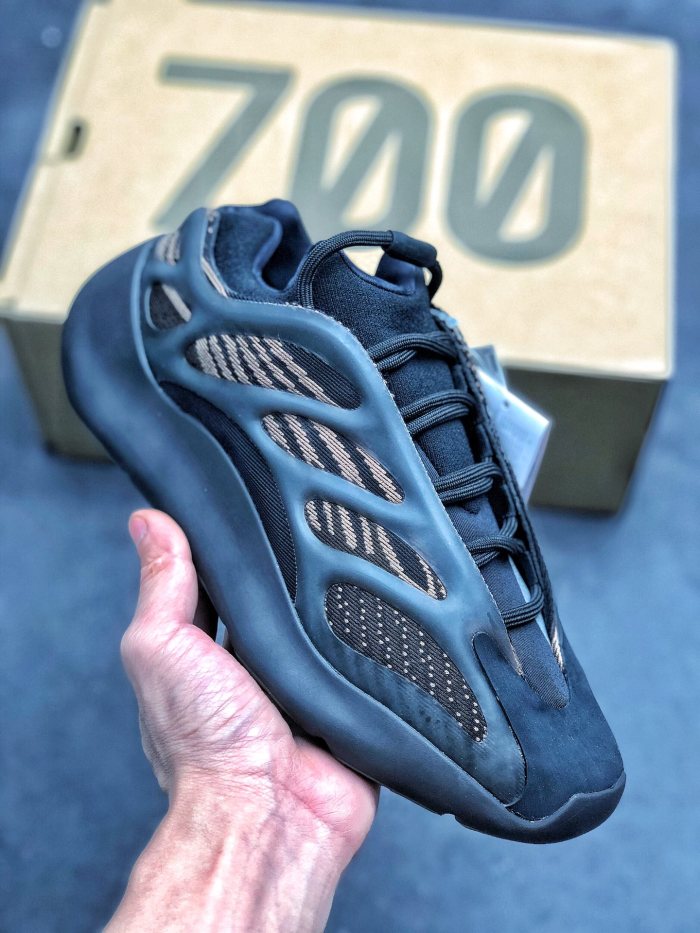 Yeezy Boost 700V3“Clay Brown” GY0189