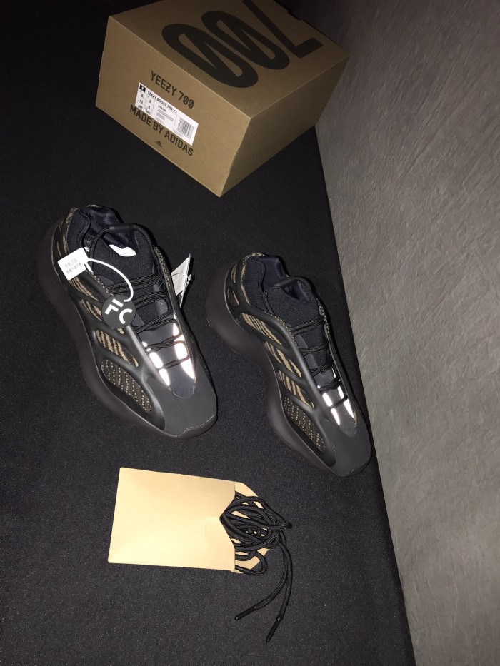 Yeezy Boost 700V3“Clay Brown” GY0189