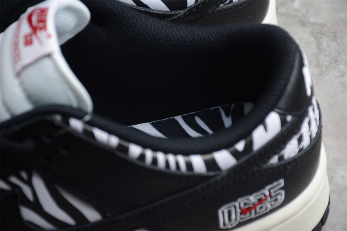 Quartersnacks x NK SB Dunk “Zebra” DM3510-001