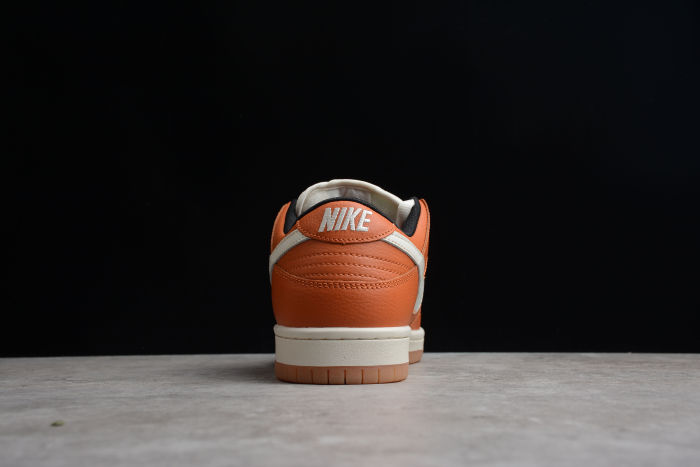 SB Dunk Low ’Dark Russet” DH1319-200