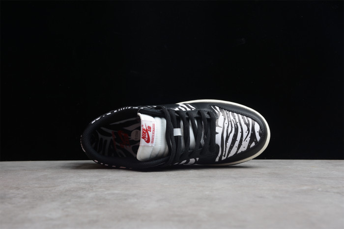 Quartersnacks x NK SB Dunk “Zebra” DM3510-001