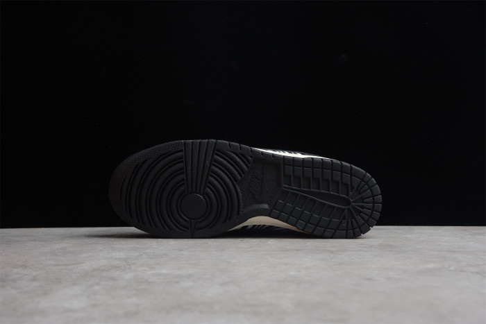 Quartersnacks x NK SB Dunk “Zebra” DM3510-001