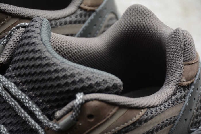 Yeezy Boost 700 V2“Geode” Brown EG6860