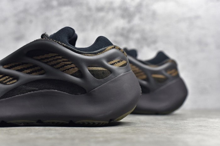 Yeezy Boost 700V3“Clay Brown” GY0189