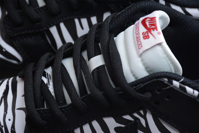 Quartersnacks x NK SB Dunk “Zebra” DM3510-001