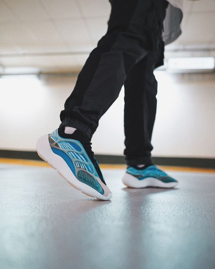 Yeezy Boost 700V3 Arzare G54850