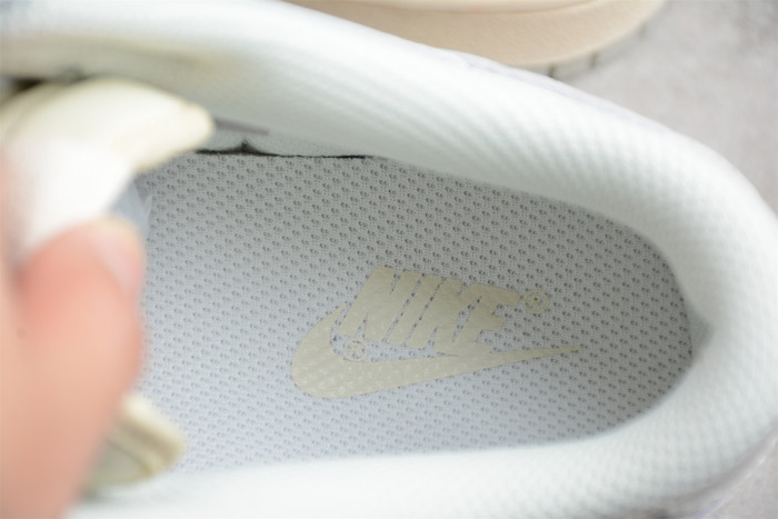 NK SB Dunk LOW “Light Bone” DD1503-107