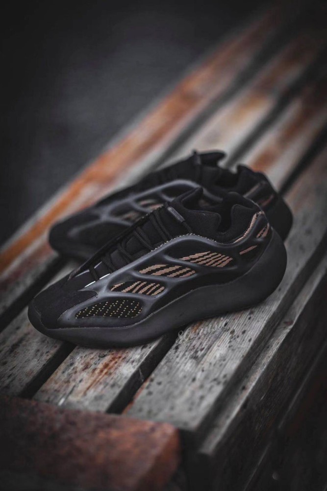 Yeezy Boost 700V3“Clay Brown” GY0189