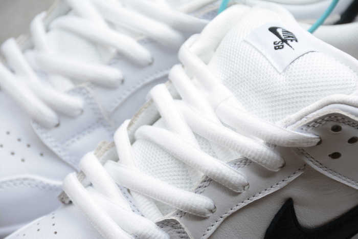 SB Dunk “Orange Label” CD2563-100