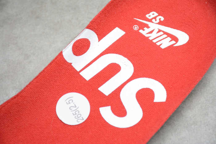 Supreme x Nike SB Dunk Low “Hyper Royal” DH3228-100