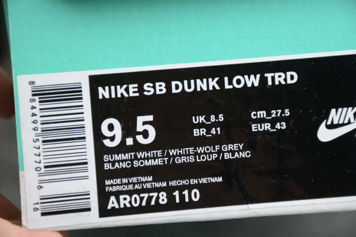 SB Dunk Low Summit White Wolf Grey AR0778-110