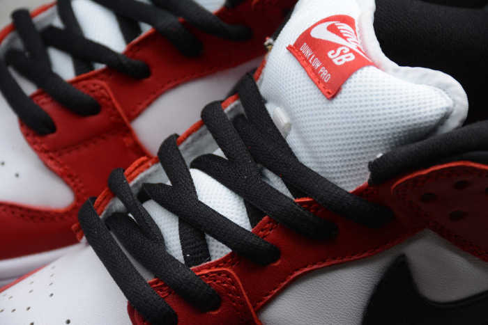 SB Dunk Low Pro Chicago Red White Black 917567-641