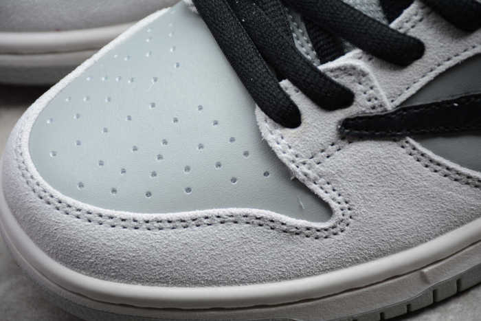 SB Dunk Grey Black BQ6817-101