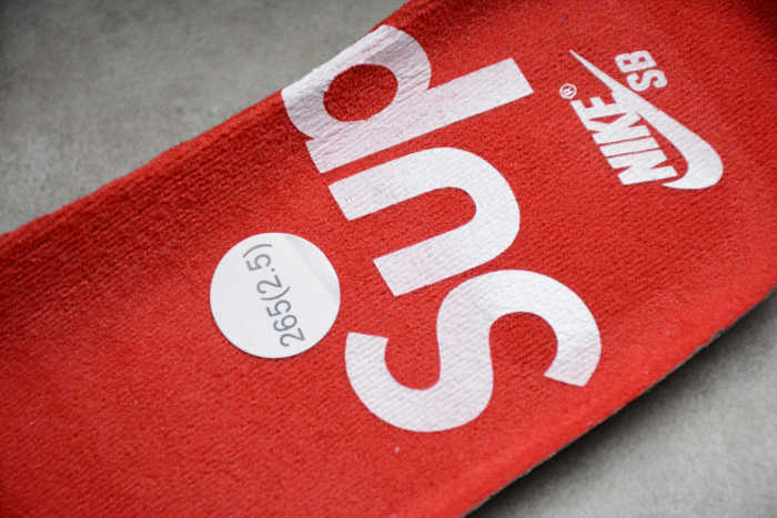 Supreme x SB Dunk Low “Black Stars” DH3228-102