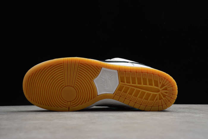 SB Dunk “Orange Label” CD2563-100