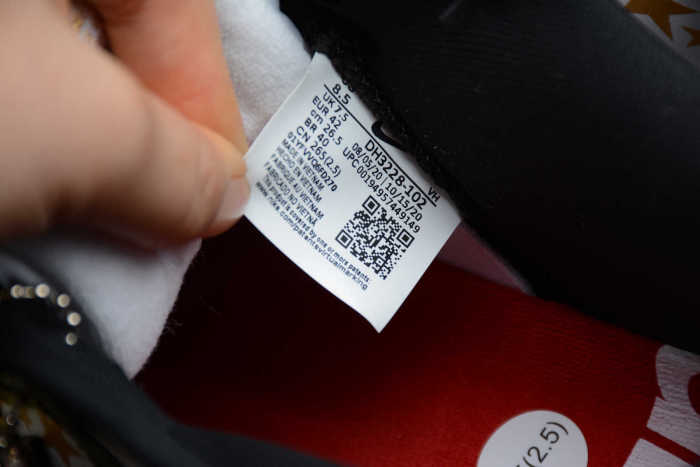 Supreme x SB Dunk Low “Black Stars” DH3228-102