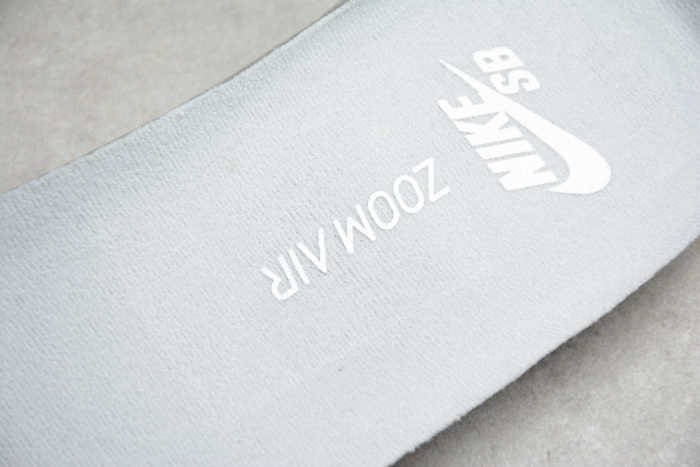 SB Dunk Low Summit White Wolf Grey AR0778-110