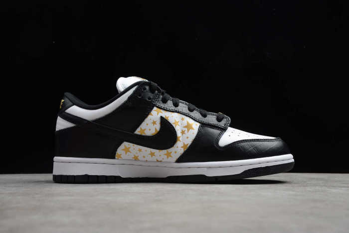 Supreme x SB Dunk Low “Black Stars” DH3228-102