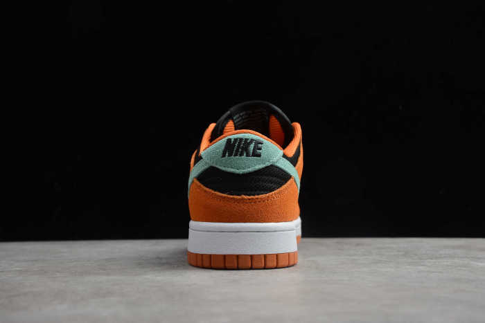 SB Dunk Ceramic Black Orange BQ6817-400