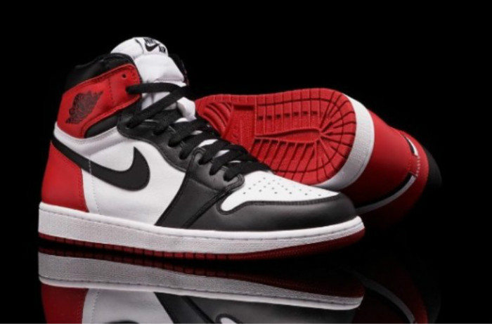 Air Jordan 1 Retro OG High “Black Toe” 555088-125