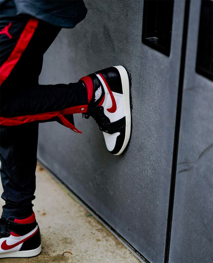 Air Jordan 1 Retro High OG “Gym Red” 555088-061