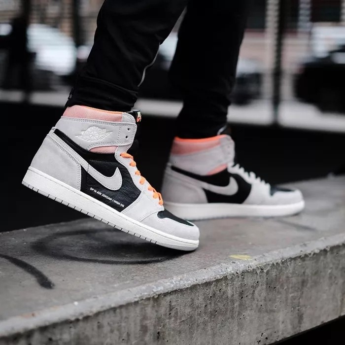 Air Jordan 1 Retro High OG “Neutral Grey” 555088-018