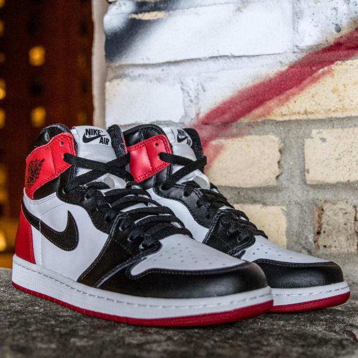 Air Jordan 1 Retro OG High “Black Toe” 555088-125