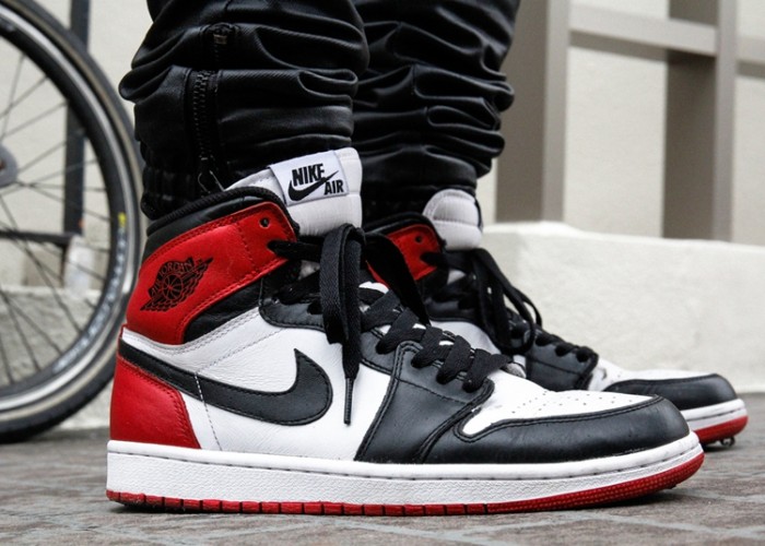 Air Jordan 1 Retro OG High “Black Toe” 555088-125