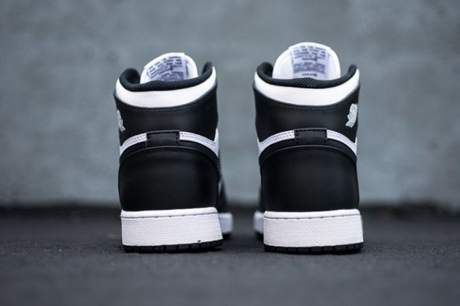 Air Jordan 1 Retro High OG Black/White 555088-010