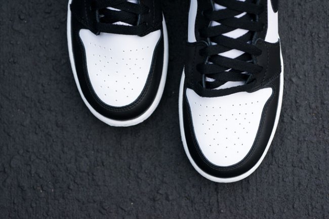 Air Jordan 1 Retro High OG Black/White 555088-010