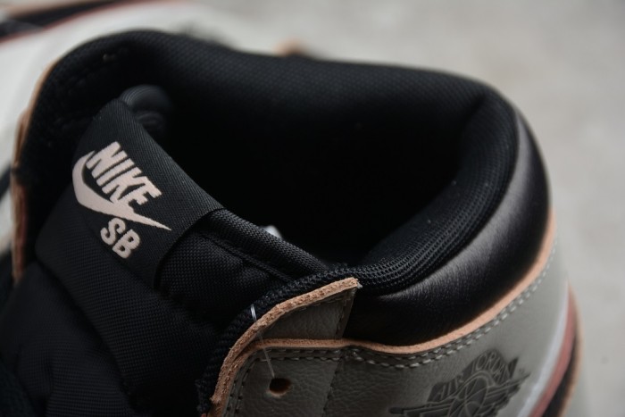 SB x Air Jordan 1 Retro High OG “Light Bone” CD6578-006