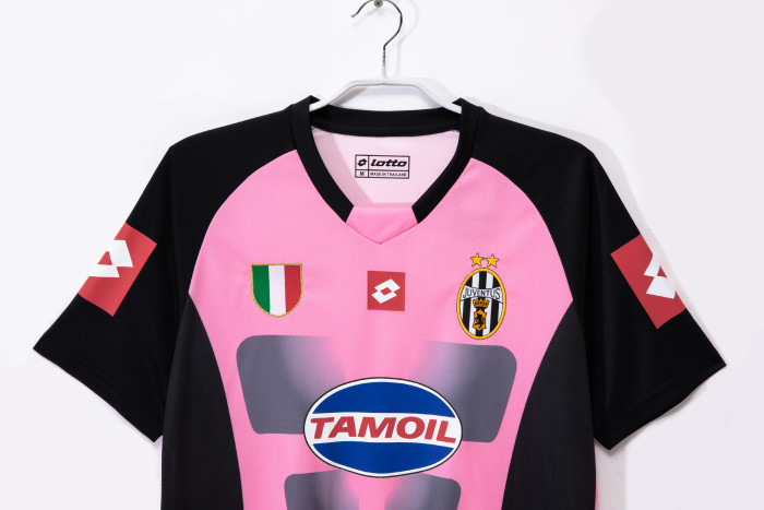 Juventus Retro Pink Goalkeeper Jersey 2002/03