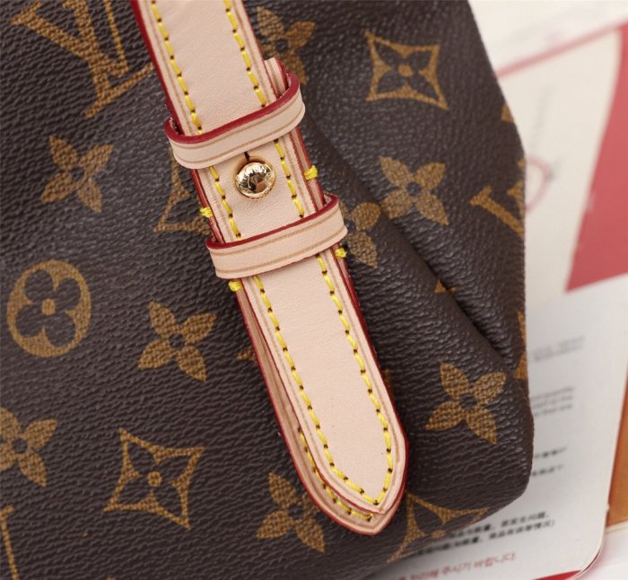 canvas and leatherbag ,top quality ,no box,with dust bag size 30-31-18cm,B110