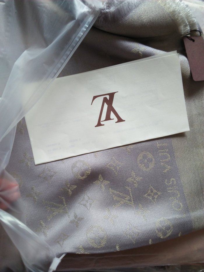 cashmere silk scarf , size: 140*140cm, no box, with dustbag.