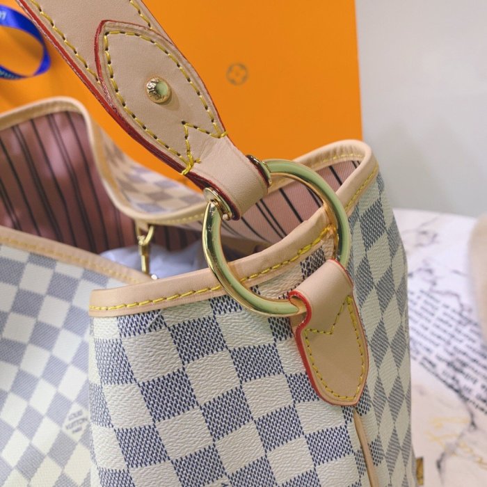 canvas and leather bag, top quality,no box,with dust bag size 41-33-15cm, B110